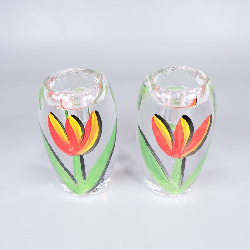 Två klara vaser med handmålade blommor i rött och gult