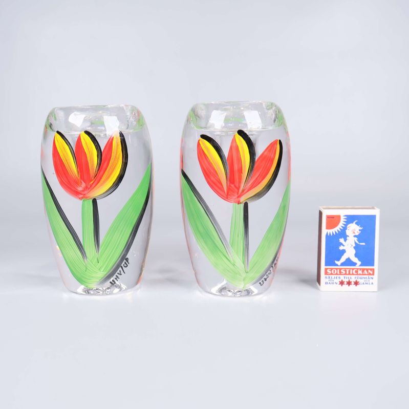 Vaserna visade med tändsticksask för storleksreferens