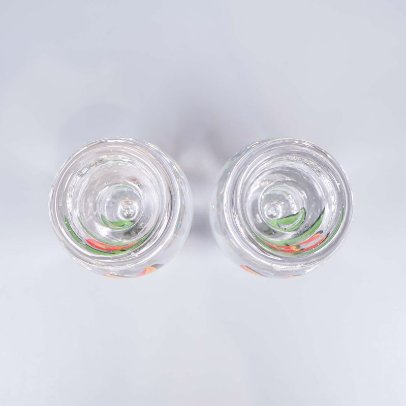 Öppningarna på två klara blomvaser ses uppifrån