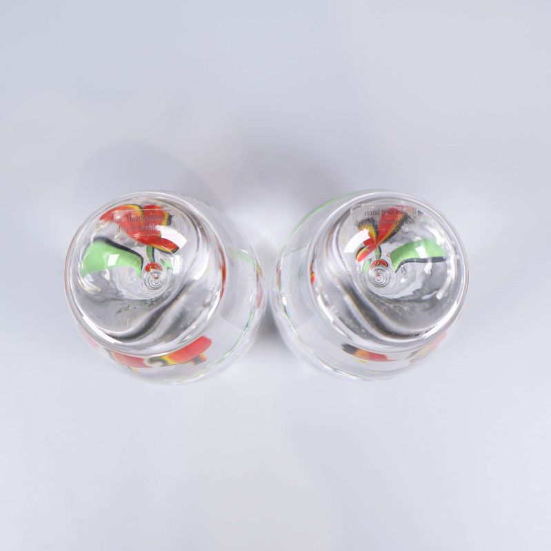 Bottnarna på blomvaser med blommotiv visas ovanifrån