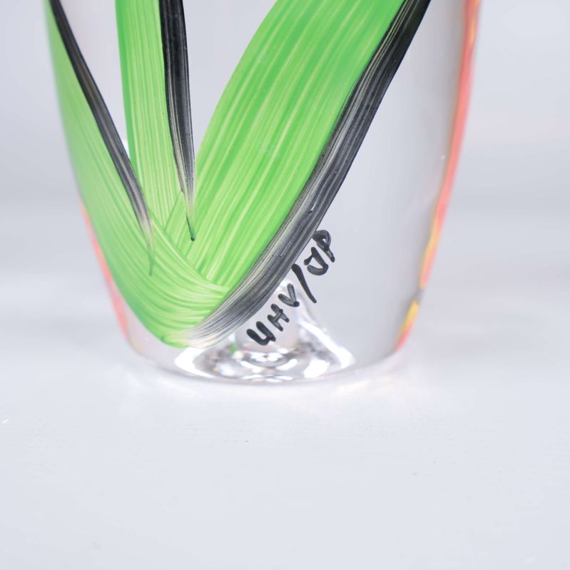 Närbild av signatur på handmålad glasvas