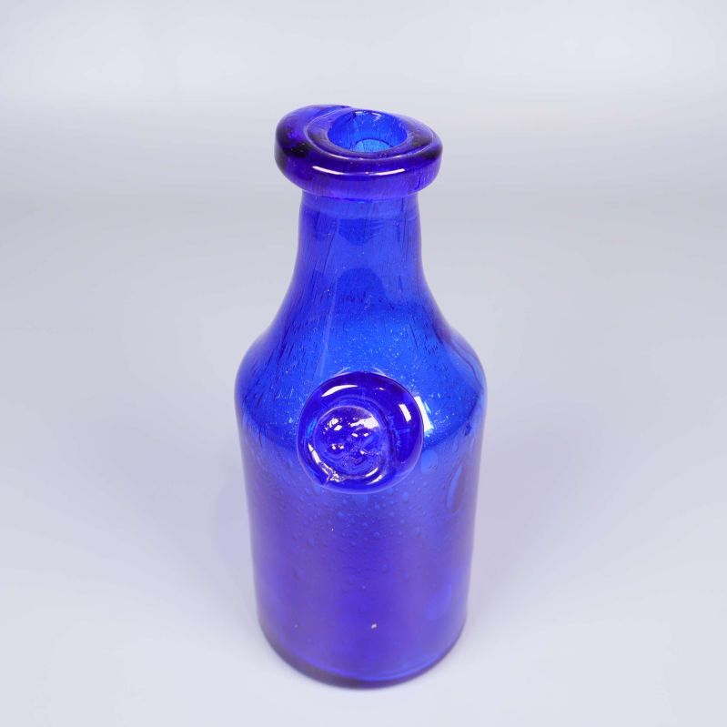 Närbild på flaskans övre del med glasemblem