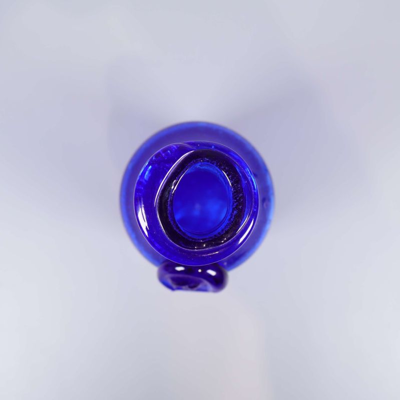 Glasflaskan sedd uppifrån med öppning och proppfäste