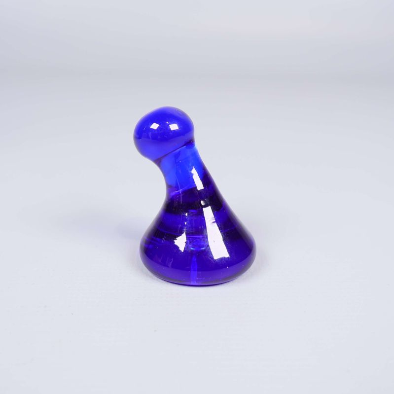 Blå glaskork med lekfull form sedd från sidan