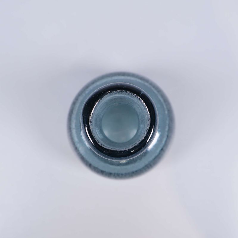 Öppning ovanifrån på den blå glasvasen