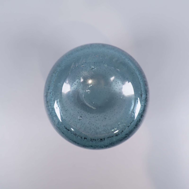 Botten av den blå glasvasen med luftbubblor