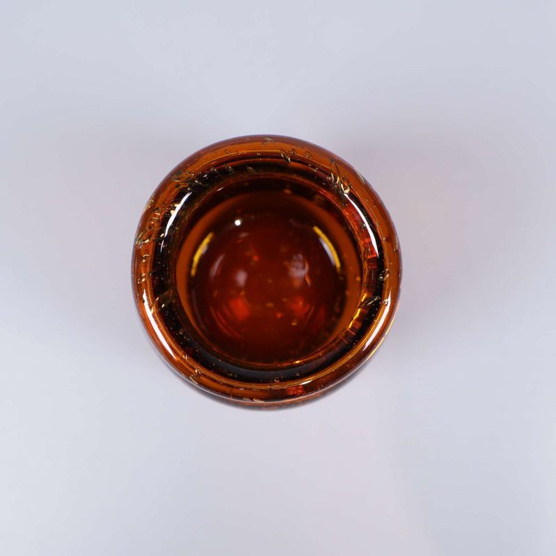 Öppning ovanifrån på den bärnstensfärgade glasvasen