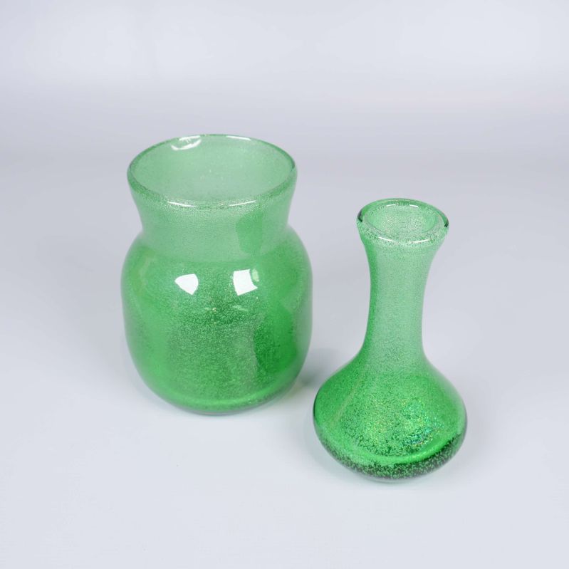 Två gröna bubbliga glasvaser placerade bredvid varandra