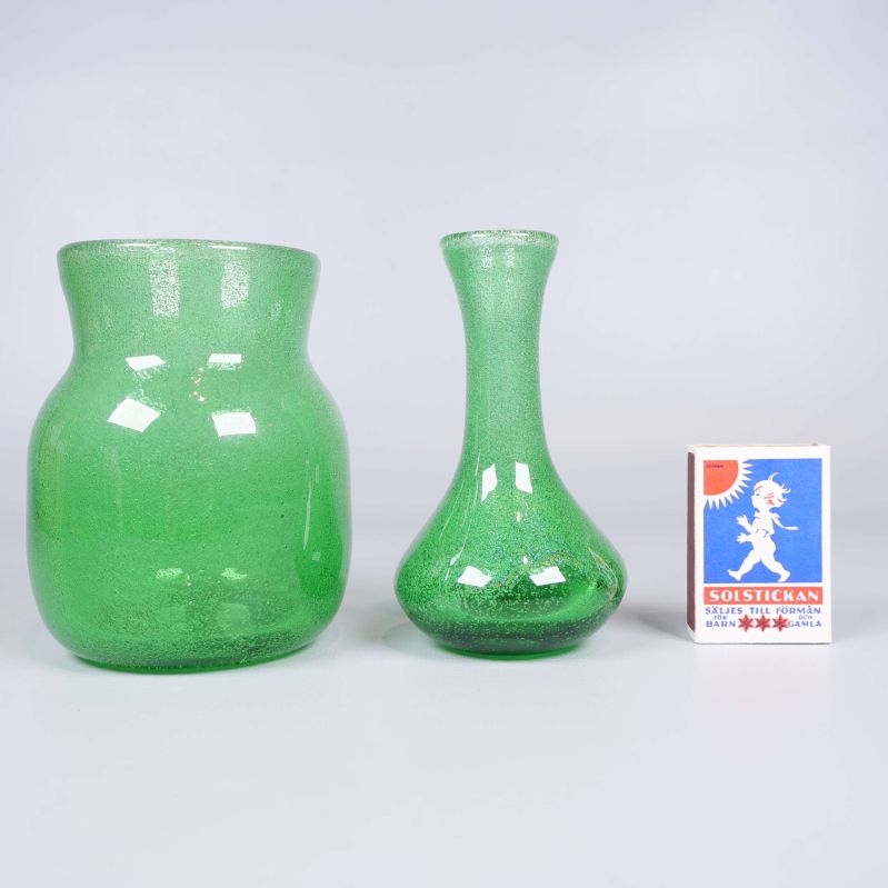 Gröna glasvaser och tändsticksask som storleksjämförelse