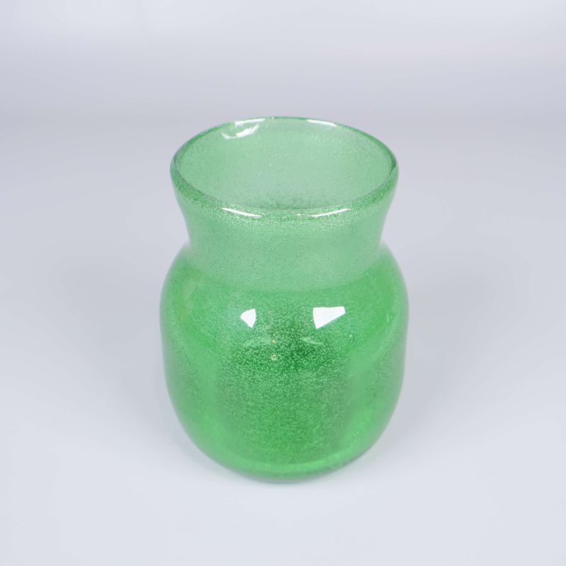 Närbild på rund grön bubblig glasvas