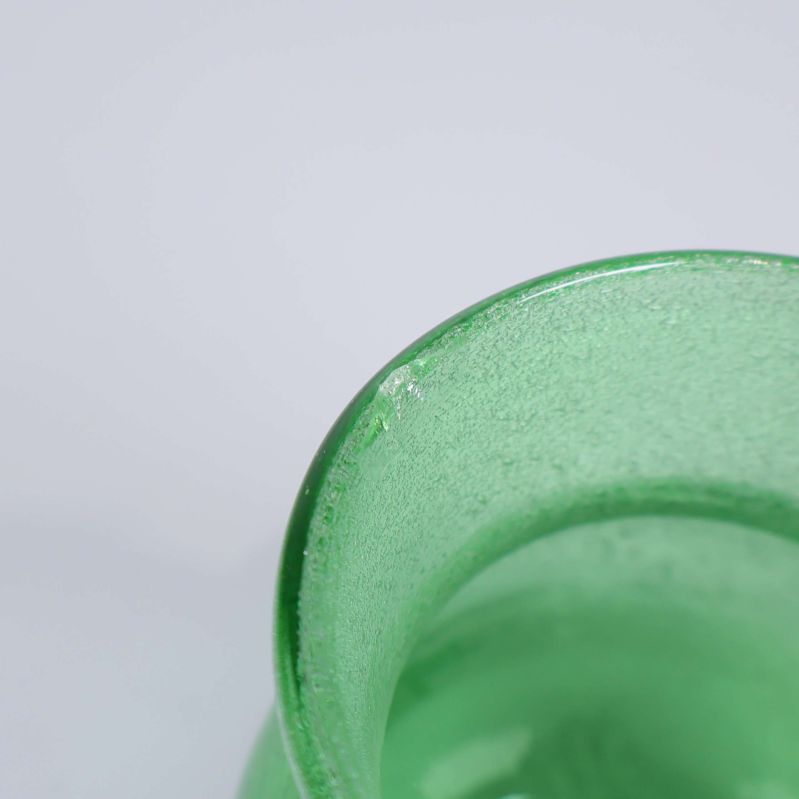 Närbild på liten nagg vid vasens kant