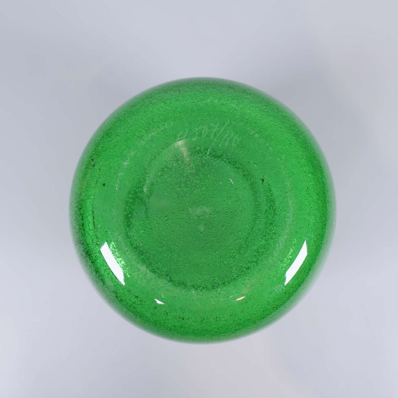 Undersidan på den rundare gröna vasen visas