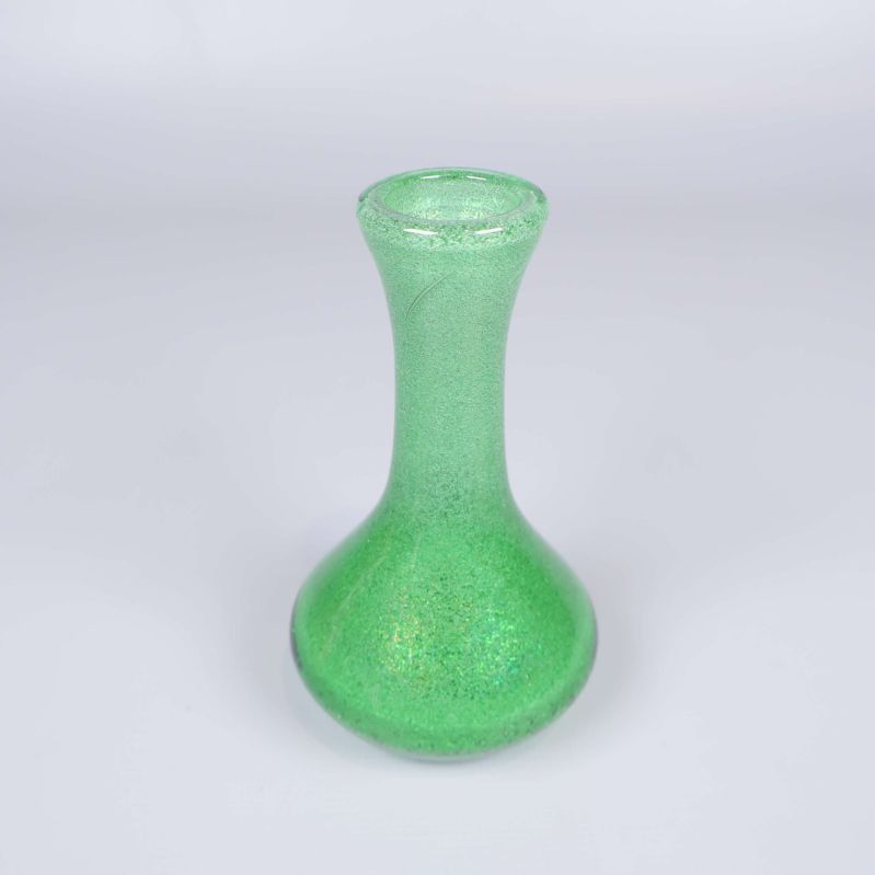 Närbild på smalare grön glasvas