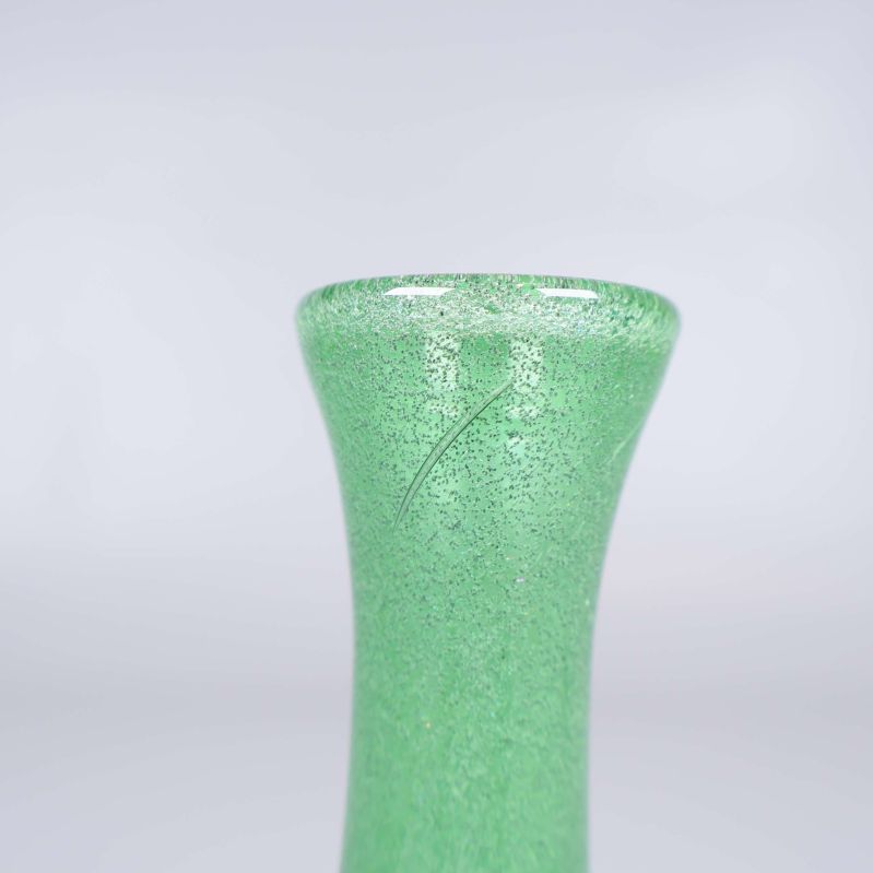 Närbild på mindre repa på smal vas