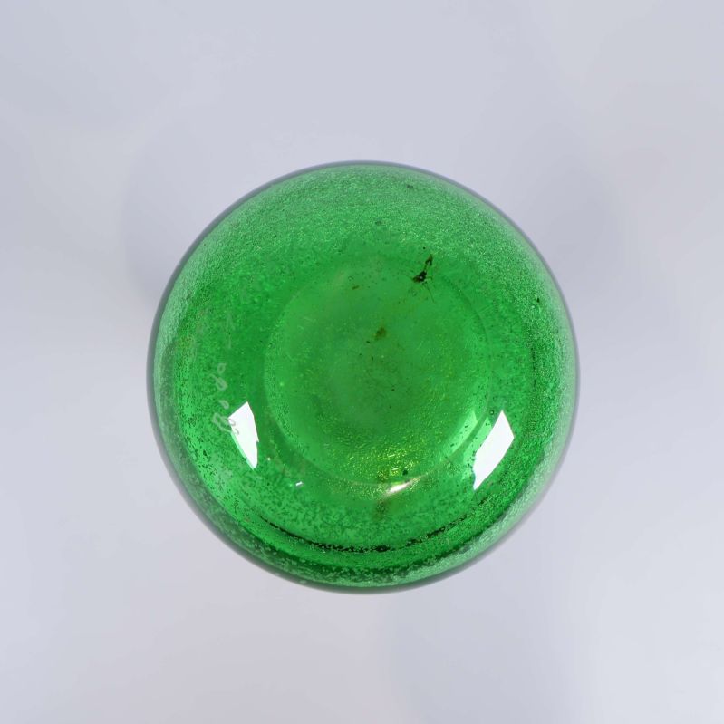 Undersidan av den smalare gröna glasvasen