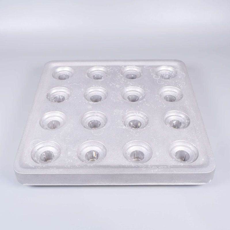 Fyrkantig ljusstake i metall med sexton ljushållare