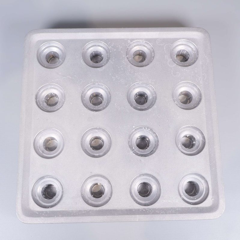 Ovansidan av ljusstaken med sexton runda ljushållare