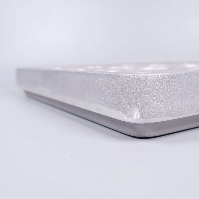 Närbild på matt silverfärgad yta på ljusstaken