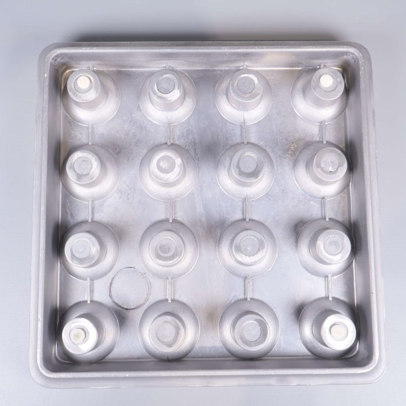 Undersidan av ljusstaken visar konstruktionen och upphöjda partier