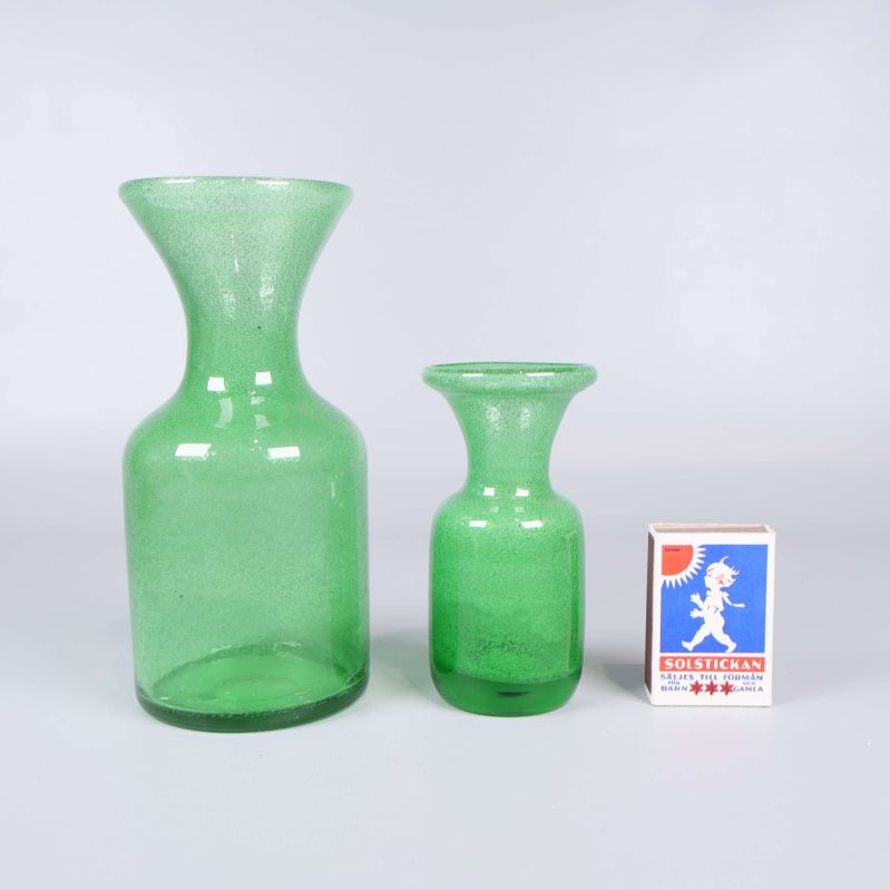 Två gröna vaser och en tändsticksask som storleksjämförelse