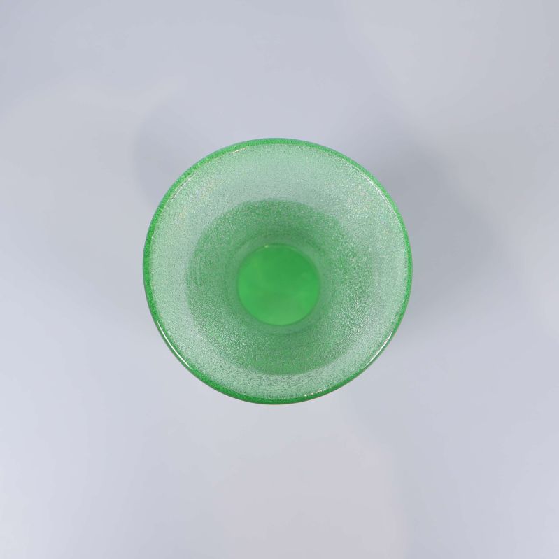 Vy ovanifrån på större grön vas med bred öppning