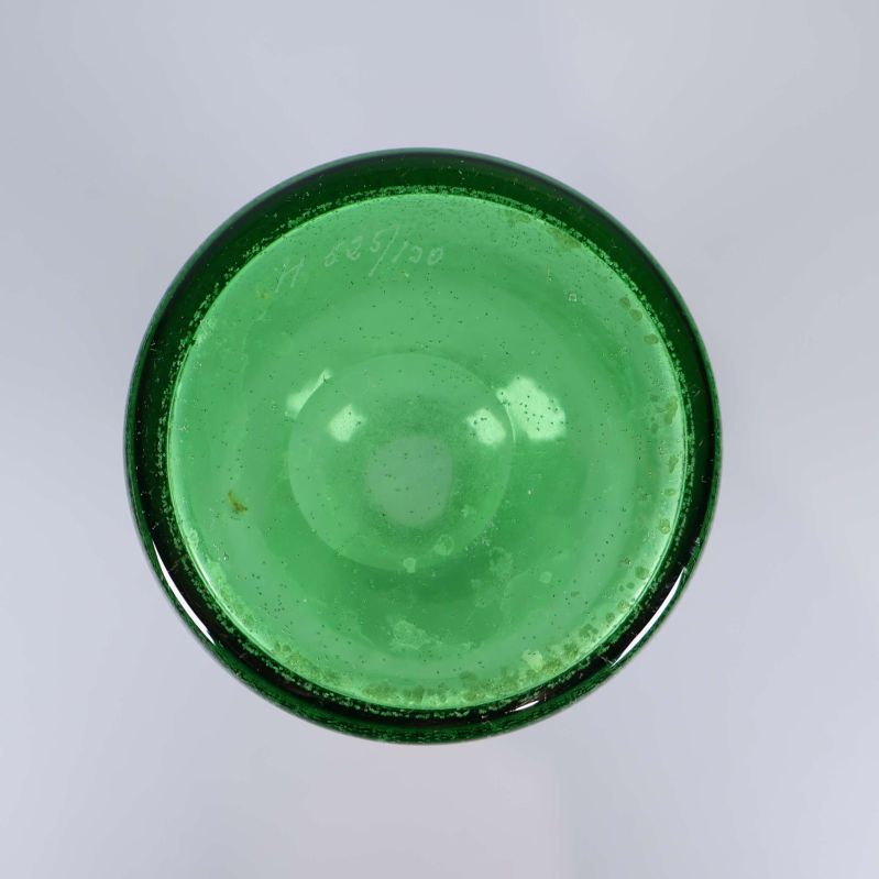 Vasens gröna botten fotograferad underifrån