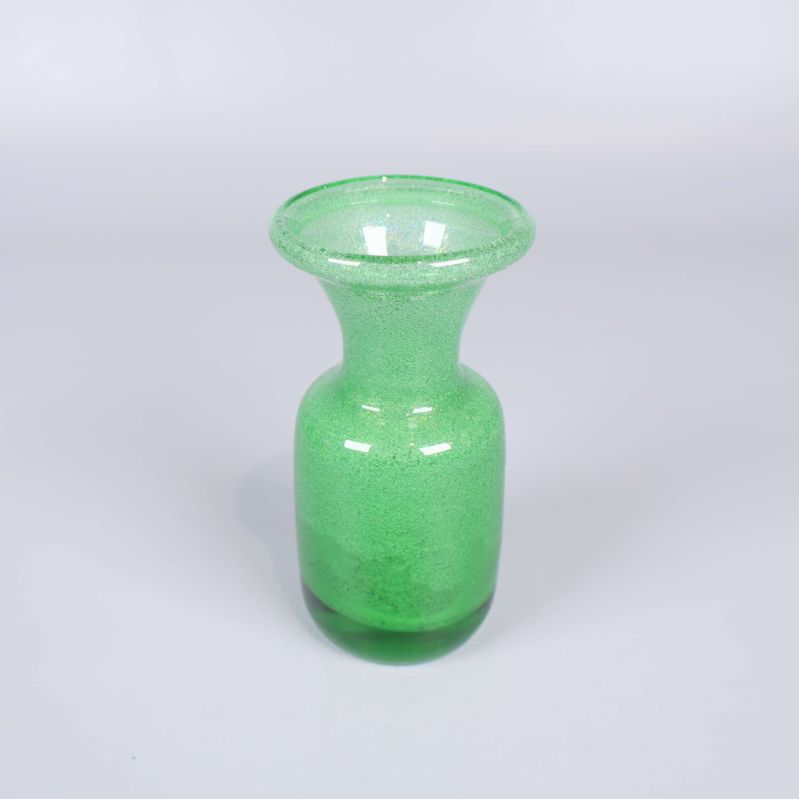 Mindre grön vas med bubblig yta sedd framifrån