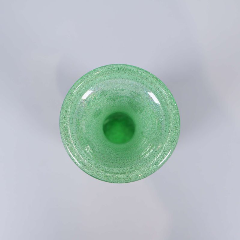 Vy ovanifrån på mindre vas med bubblig grön glas