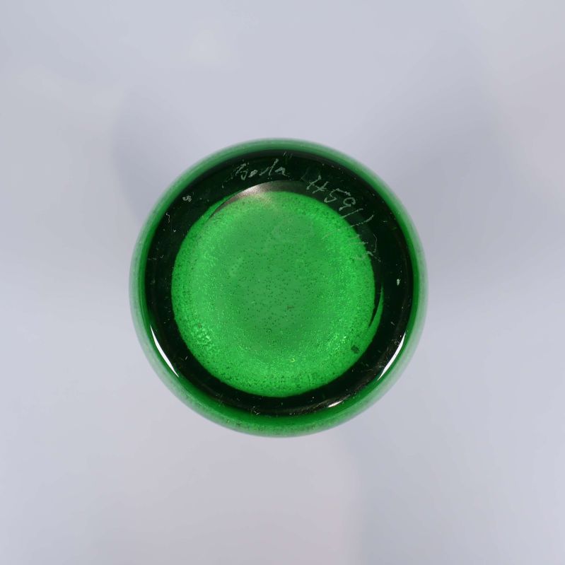 Botten på mindre grön vas med inskription