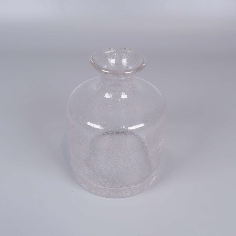 Rund vas i bubbligt klart glas mot ljus bakgrund