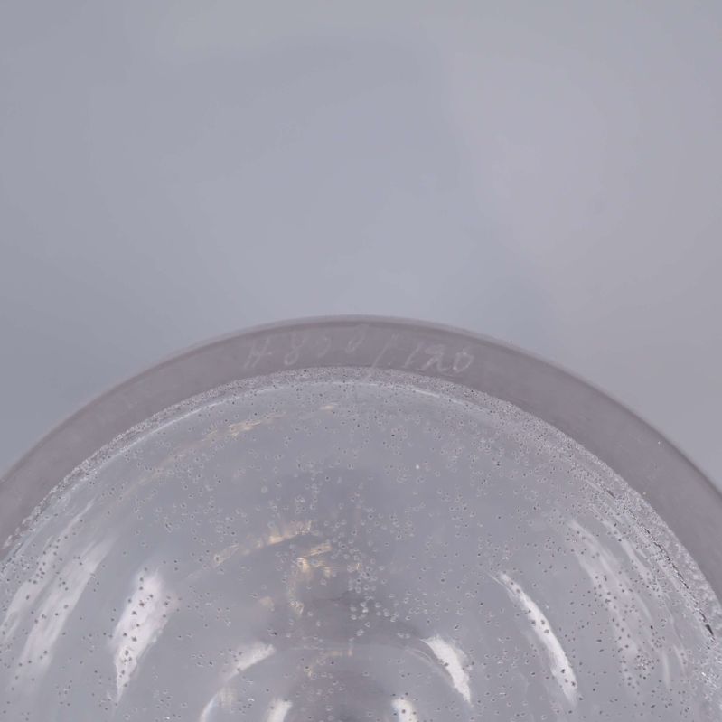 Närbild på botten med graverad signatur på vasen