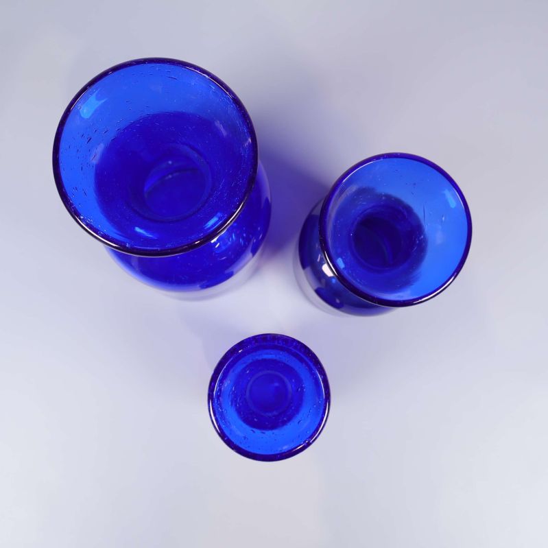 Glasvaserna sedda uppifrån med blå öppningar