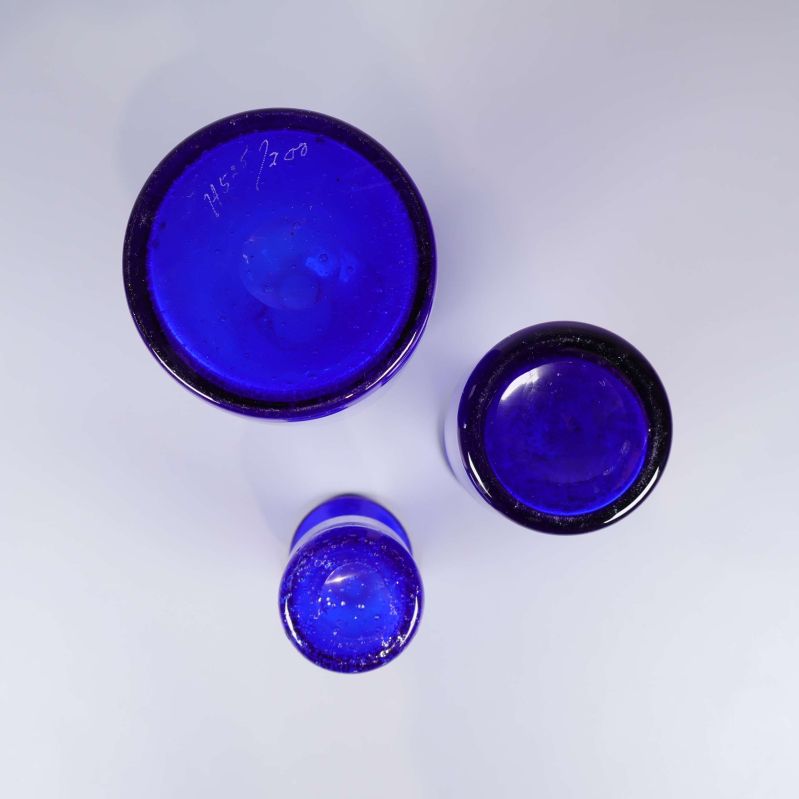 Glasvaserna sedda underifrån med signerad botten