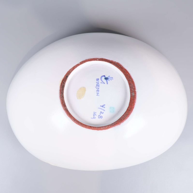 Undersida av oval skål med stämpel SWEDEN och siffror