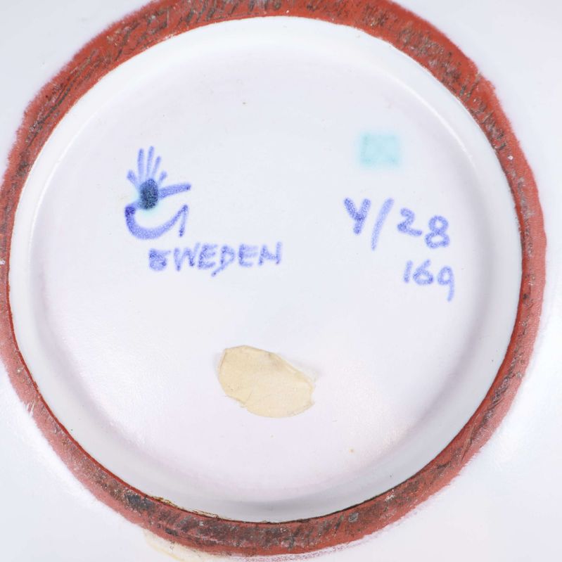 Närbild av skålens stämpel med hand och texten SWEDEN