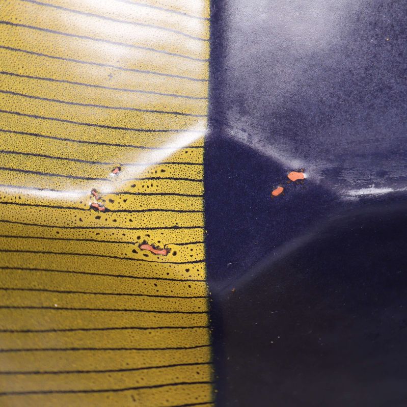 Detalj av ytan med prickar och mönster på fatet