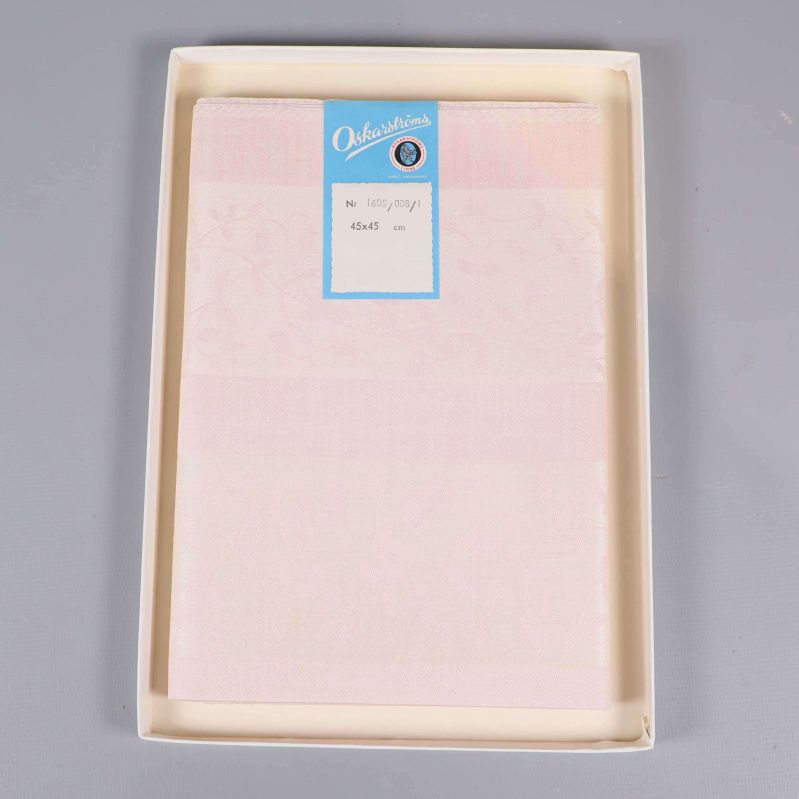 Blommönstrad linneduk i kartong