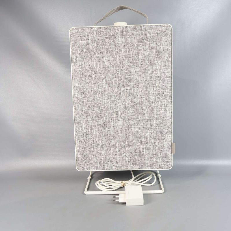 Luftrenare med tygfront stående på stativ med kabel och adapter