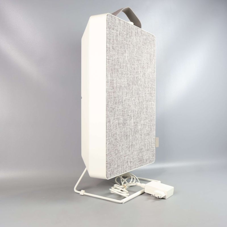 Luftrenare sedd från snett håll med tygfront och vit ram