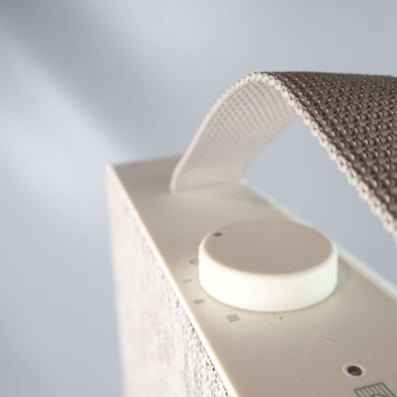 Närbild på vred och handtag upptill på luftrenaren