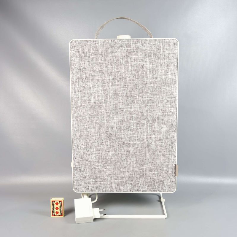 Luftrenare på stativ med kontakt och tändsticksask bredvid