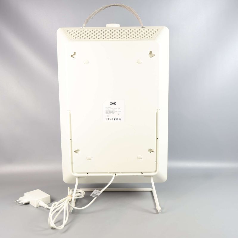 Baksida av luftrenare med etikett och fästen