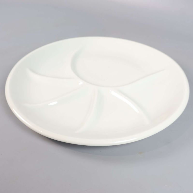 Närbild på en vit tallrik med fyra fack