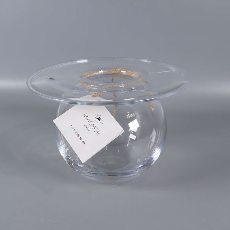 Rund klar glasvas med bred platt öppning och etikett