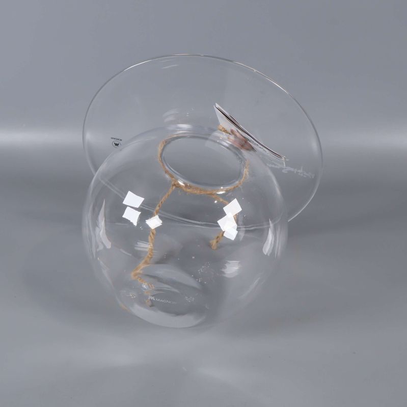 Rund glasvas sedd från sidan med bred öppning