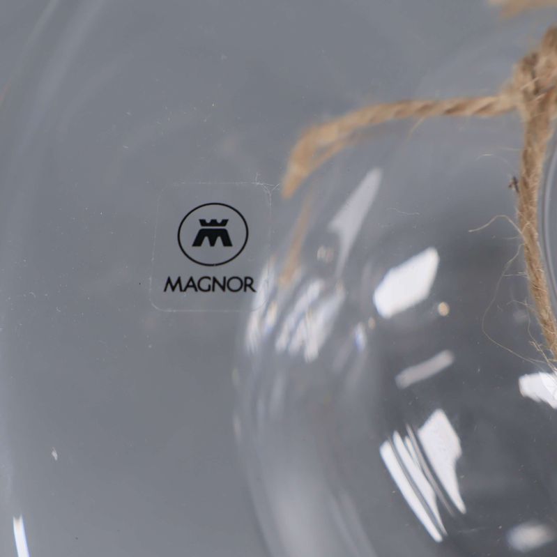 Närbild av Magnor-logotypen på glaset