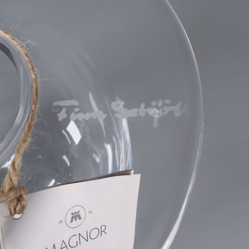 Signatur graverad på ovansidan av glasvasen