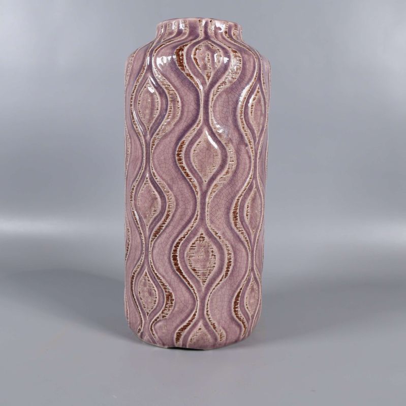 Närbild på vasens reliefmönster och glaserad yta