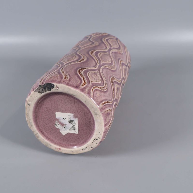 Vas liggande med botten och etikett synlig