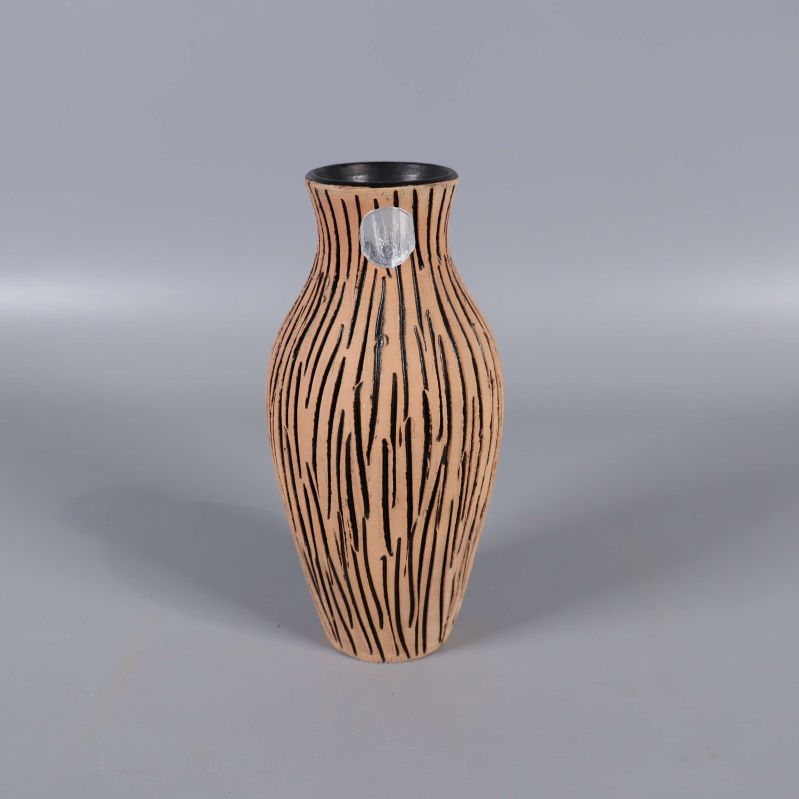 Vas med svart mönster mot beige bakgrund, fristående